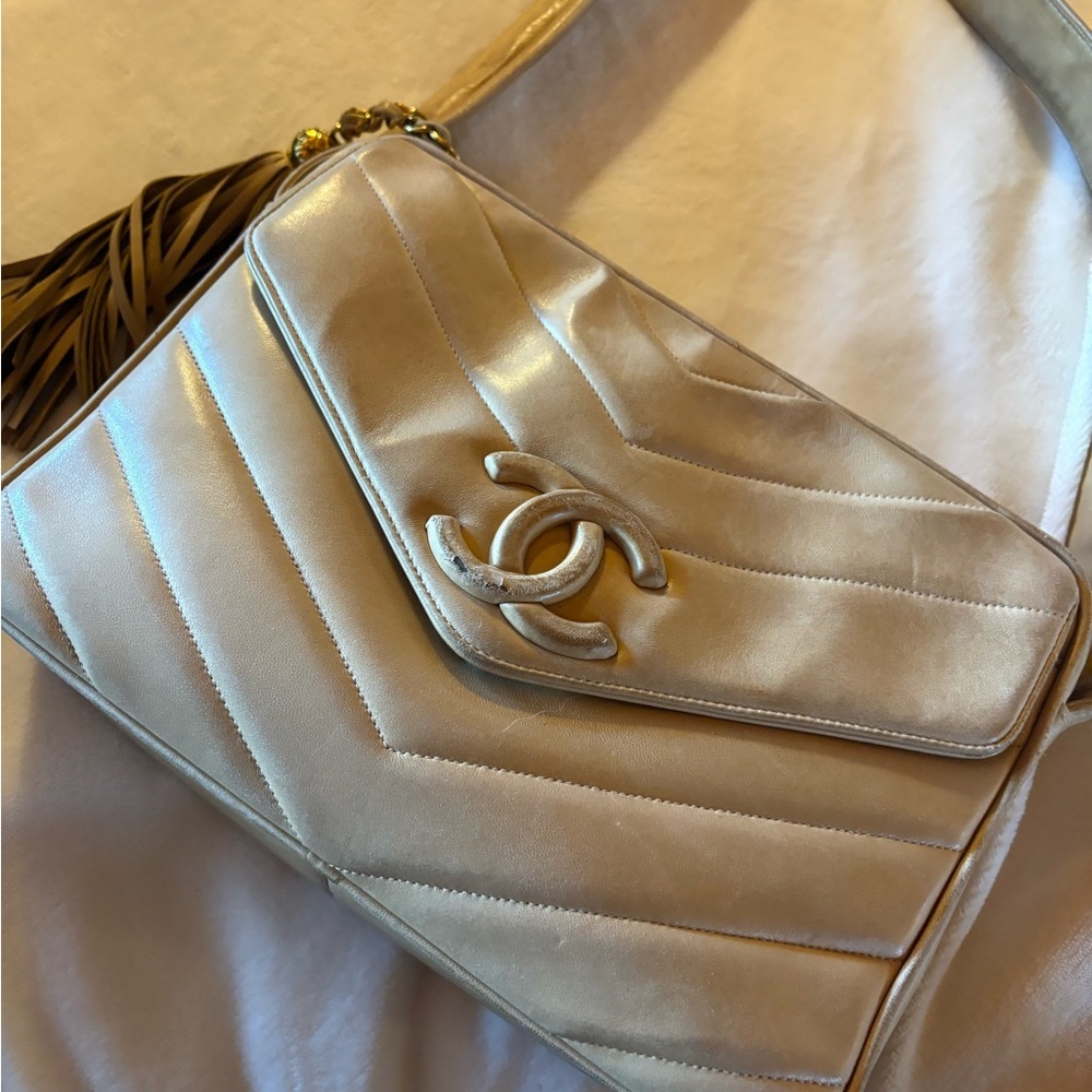 RARE Vintage Lambskin Chanel Beige Logo Chevron Shoulder Bag - Picture 3 of 12